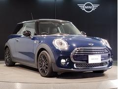 ＭＩＮＩのフロントグリルのデザインはイギリスで生まれた当初から、シルバーのサイドバーが折り重なった伝統的なデザインで御座います。その伝統はＢＭＷのお車になってからでも少しずつ形を変えて守られております 6