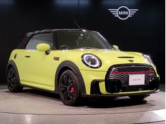 ＭＩＮＩのフロントグリルのデザインはイギリスで生まれた当初から、シルバーのサイドバーが折り重なった伝統的なデザインで御座います。その伝統はＢＭＷのお車になってからでも少しずつ形を変えて守られております 6