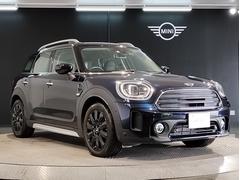 ＭＩＮＩのフロントグリルのデザインはイギリスで生まれた当初から、シルバーのサイドバーが折り重なった伝統的なデザインで御座います。その伝統はＢＭＷのお車になってからでも少しずつ形を変えて守られております 6