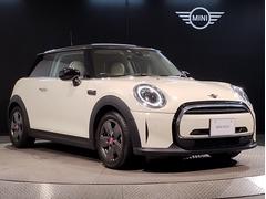 ＭＩＮＩのフロントグリルのデザインはイギリスで生まれた当初から、シルバーのサイドバーが折り重なった伝統的なデザインで御座います。その伝統はＢＭＷのお車になってからでも少しずつ形を変えて守られております 6