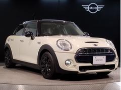 ＭＩＮＩのフロントグリルのデザインはイギリスで生まれた当初から、シルバーのサイドバーが折り重なった伝統的なデザインで御座います。その伝統はＢＭＷのお車になってからでも少しずつ形を変えて守られております 6