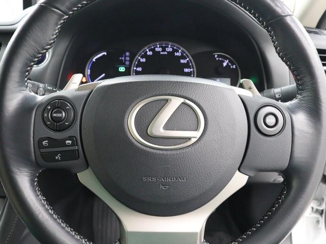 �}���`�C���t�H���[�V�����f�B�X�v���C���̕\���ؑւ�I�[�f�B�I�Ȃǂ̑�����A�X�e�A�����O�����𗣂����ɍs�����Ƃ��ł���X�e�A�����O�X�C�b�`�����ł�