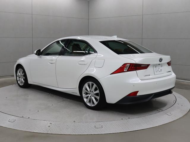 サスペンションのストローク速度が低い状態から十分な減衰力を発揮する改良型ショックアブソーバーを採用したほか、フロントサスペンションロアアームをアルミ製に変更し、剛性アップと軽量化を両立しています