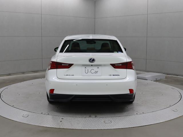 リヤコンビネーションランプは内部に大胆な造形のＬ字を層状に重ねたデザインとすることで、きらびやかさと奥行感を表現しています。