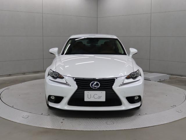 スピンドルグリルは、グリル下部がより大きく広がり、低重心でスポーティな印象を与える造形とし、両下端のブレーキダクトへ空気を導く機能性も表現しています