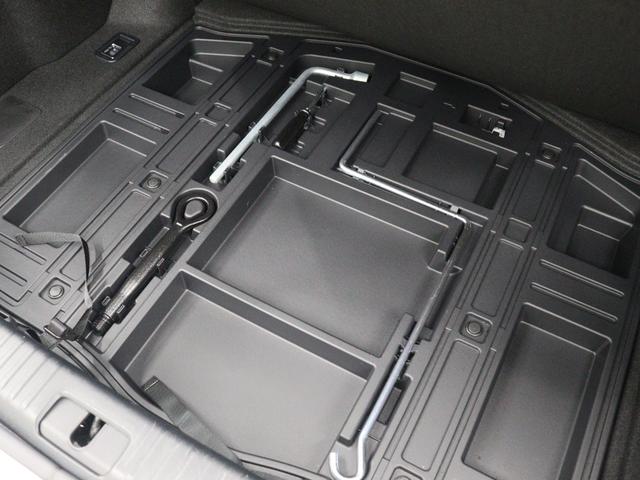 ラゲージ床下にも収納スペースが設けられています。