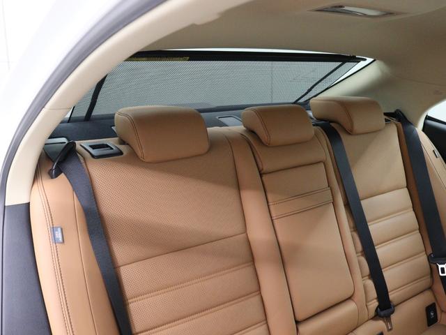 電動リヤサンシェードを装備。後方から射し込む光を遮り、後席の快適性を向上させます。