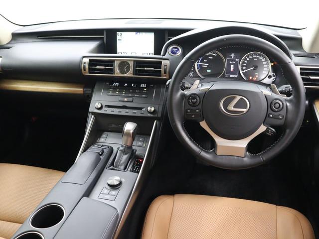 ヒーターコントロールパネルとオーディオパネルを質感の高いヘアライン調に変更し、大型化したニーパッドで両端から挟み込む構成とすることにより車格感を向上させています。