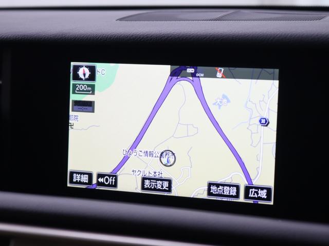 ＳＤマルチナビを装着、フルセグＴＶやブルーレイディスクに対応しています。ＵＳＢ／ＡＵＸ入力端子も装備しています