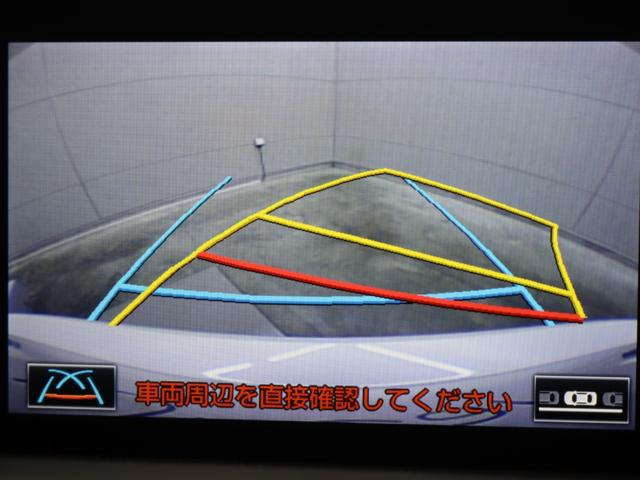 車庫入れや縦列駐車などの際に、後退操作の参考になるガイドラインをモニター画面に表示します。