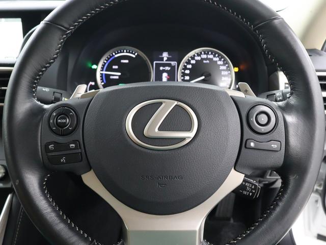 オーディオを手元で操作できるステアリングスイッチ、操作時の視線移動が少なく、安全にも貢献します。