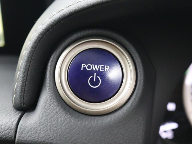 スマートキーを携帯していれば、ブレーキを踏みながらパワースイッチを押すだけで、ハイブリッドシステムが始動します。