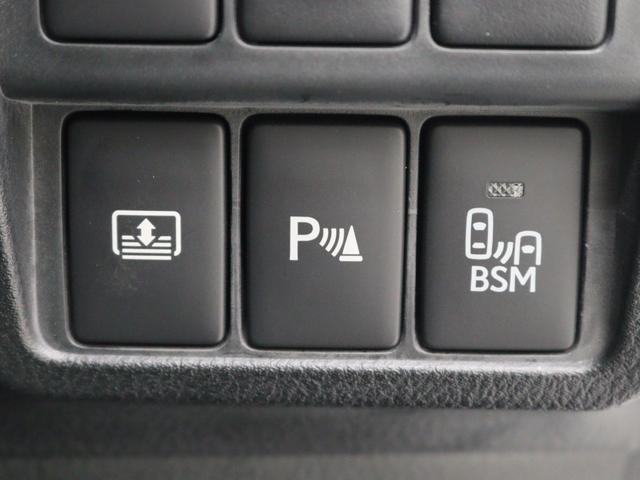 超音波センサーを利用して、車両前方や車両後方の障害物を検知。障害物との距離と接近部位の位置をマルチインフォメーションディスプレイに表示し、同時に音声とブザーでドライバーに注意を促します。