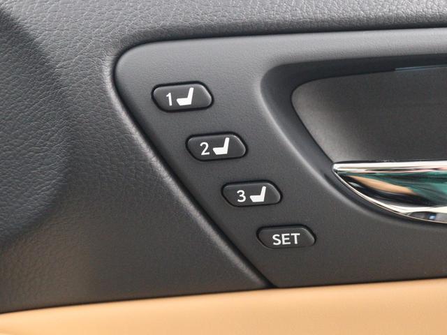 ポジションメモリー付シートです。シートやミラー、ステアリングの位置を記録しておくことが出来るのでご家族や複数の方で車を乗られる方には便利な機能です。