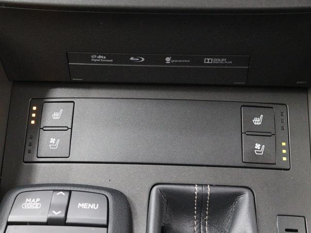 長時間座っていると負担のかかりやすい肩や腰、寒い日に冷えやすい脚部に快適なぬくもりを伝えます。また、背もたれ面と座面に爽やかな風が通るベンチレーション機能を備えています