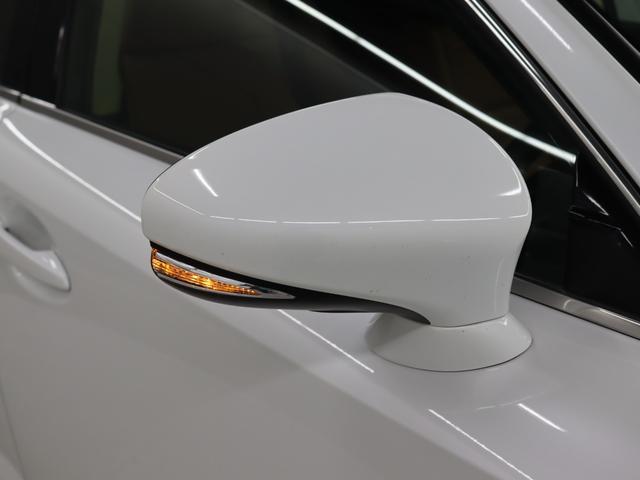 サイドターンランプ付きドアミラー。車両のドレスアップと右左折時の被視認性を兼ね備えたお洒落なミラーです。