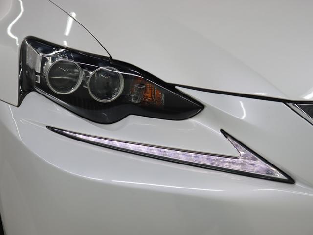 消費電力の少ないＬＥＤヘッドランプを採用。豊かな光質と、自然光に近い光質で、夜間のドライブの安全をサポートします。