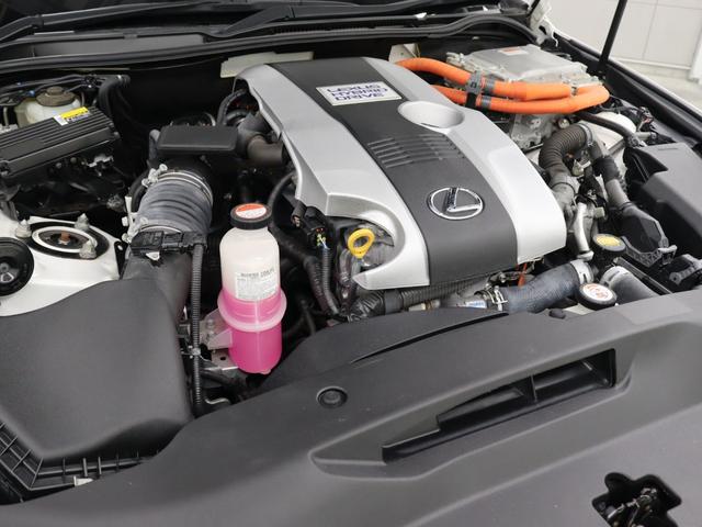 ２ＡＲ−ＦＳＥ型　２．５Ｌ直列４気筒ＤＯＨＣエンジンと１ＫＭ型交流同期電動機のハイブリッドシステム搭載、駆動方式はＦＲです。