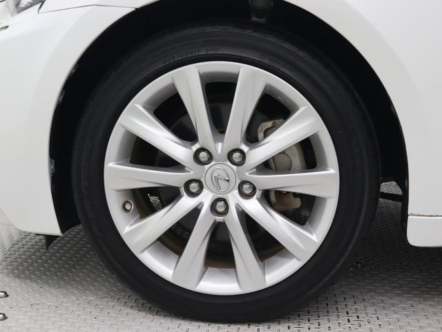 純正アルミホイールは精度が高く、走行の安定性が優れています。タイヤサイズは２２５／４５Ｒ１７です。