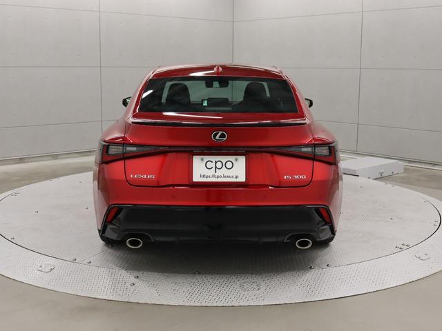 ＩＳ ＩＳ３００　ＦスポーツモードブラックＳ　ムーンルーフ　パノラミックビューモニター　モードブラック専用内装　マットブラックアルミホイール　オプションカラーラディアントレッド（3枚目）