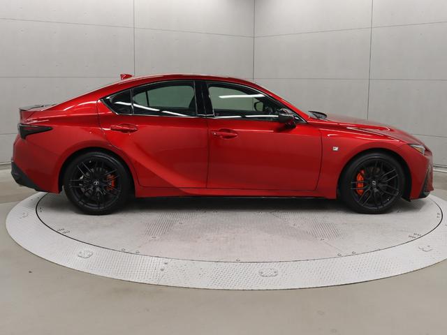 ＩＳ ＩＳ３００　ＦスポーツモードブラックＳ　ムーンルーフ　パノラミックビューモニター　モードブラック専用内装　マットブラックアルミホイール　オプションカラーラディアントレッド（4枚目）