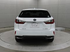 運転席およびバックドアのスイッチ、または電子キーの操作で、バックドアの自動開閉や一時停止が行えます。手動で閉める場合には、イージークローザーが機能し、しっかり閉じるようサポートします。 3
