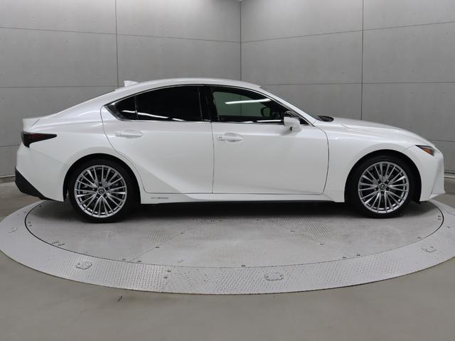 ＩＳ ＩＳ３００ｈ　バージョンＬ　セミアニリン本革　リアスモークフィルム　パノラミックビューモニター　シートヒーター　ステアリングヒーター　ブラインドスポットモニター（4枚目）