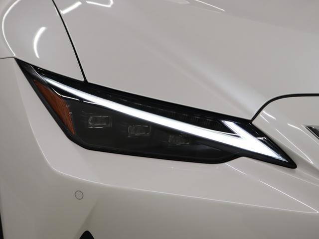 ＩＳ ＩＳ３００ｈ　バージョンＬ　セミアニリン本革　リアスモークフィルム　パノラミックビューモニター　シートヒーター　ステアリングヒーター　ブラインドスポットモニター（17枚目）