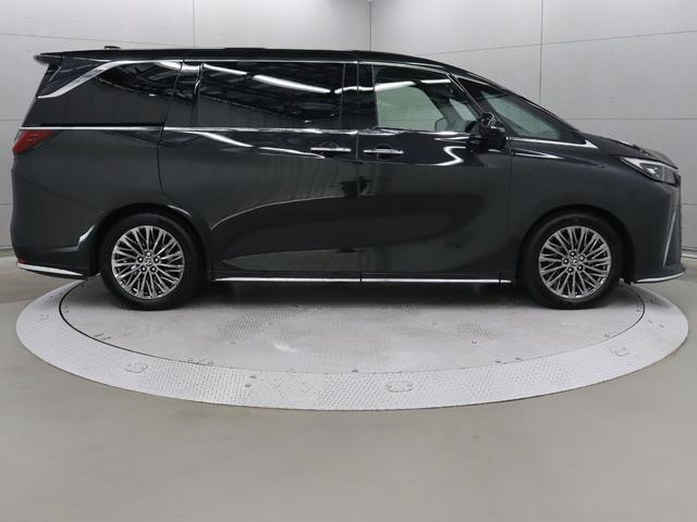 アルミ製の両側パワースライドドアは開閉に合わせて自動で展開するユニバーサルステップを搭載しています。