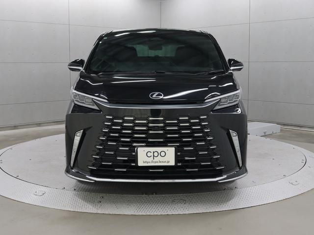 スピンドルボディーを象徴するフロントマスクはサテンメッキをあしらった大型の台形グリルをボディーと同色に仕上げ、周辺パーツとの段差を抑えることでシームレス感を強調しています。