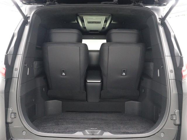 運転席およびバックドアのスイッチ、または電子キーの操作で、バックドアの自動開閉や一時停止が行えます。手動で閉める場合には、イージークローザーが機能し、しっかり閉じるようサポートします