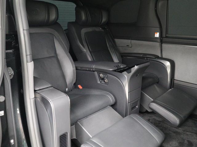 シート表皮にはレクサス専用の本革「Ｌ－ＡＮＩＬＩＮＥ」が用いられています。リクライニングとオットマンのポジションがともに水平にできる位置を追求しています