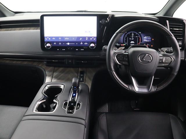 フロントシートは、セミアニリン仕上げの本革表皮となり運転席は８Ｗａｙ、助手席は４Ｗａｙの電動調整機能付きで、いずれもベンチレーションとヒーター機能を内蔵しています