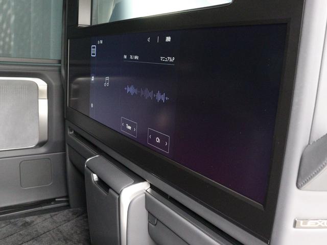 前席と後席を区切るパーティションにはアスペクト比３２対９の４８インチ大型ワイドディスプレイが装備されています