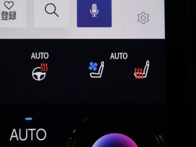 本革シートには、背もたれと座面から爽やかな風が吹き出るシートベンチレーション機能を搭載。夏の暑い日にもシートと密着している背中や足腰の蒸れを防ぎ、快適なドライブを楽しむことができます。