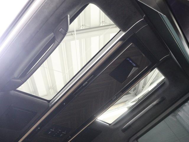 爽やかな季節は、オープンエアークルージングを、寒い季節には、暖かい日差しを取り入れる、ドライブが一段と楽しくなるムーンルーフです。