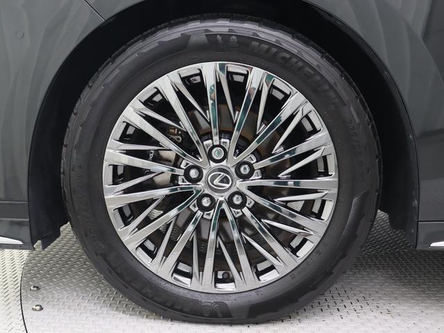 スパッタリング塗装が施された１９インチの鍛造アルミホイールを装着しています。タイヤサイズ２２５／５５Ｒ１９
