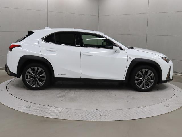 UX UX250h Fスポーツ 3眼式フルLEDヘッドライト パノラミックビューモニター NAVIAISHIFT おくだけ充電 ハンズフリーパワーバックドア(4枚目)