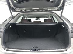 十分な奥行きを確保し、９．５型のゴルフバッグ４個の横置きが可能な大容量のラゲージスペースです。またレクサスエンブレムに手をかざすと、自動で開くタッチレスパワーバックドアを採用しています。 6