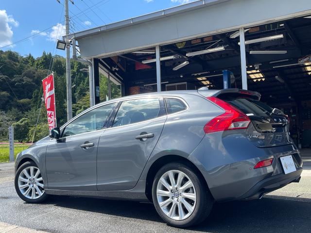 V40 T4 SE ナビ TV バックカメラ ETC センターコートアルミニウムパネル シートヒーター 衝突軽減ブレーキ レーンキープアシスト アダプティブクルーズコントロール ドライバーアラート ブラインドスポット(4枚目)