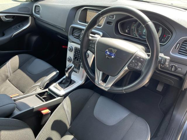 V40 T4 SE ナビ TV バックカメラ ETC センターコートアルミニウムパネル シートヒーター 衝突軽減ブレーキ レーンキープアシスト アダプティブクルーズコントロール ドライバーアラート ブラインドスポット(17枚目)