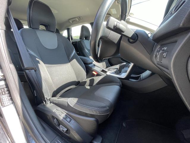 V40 T4 SE ナビ TV バックカメラ ETC センターコートアルミニウムパネル シートヒーター 衝突軽減ブレーキ レーンキープアシスト アダプティブクルーズコントロール ドライバーアラート ブラインドスポット(19枚目)