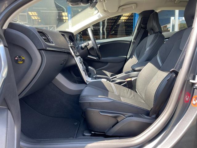 V40 T4 SE ナビ TV バックカメラ ETC センターコートアルミニウムパネル シートヒーター 衝突軽減ブレーキ レーンキープアシスト アダプティブクルーズコントロール ドライバーアラート ブラインドスポット(21枚目)