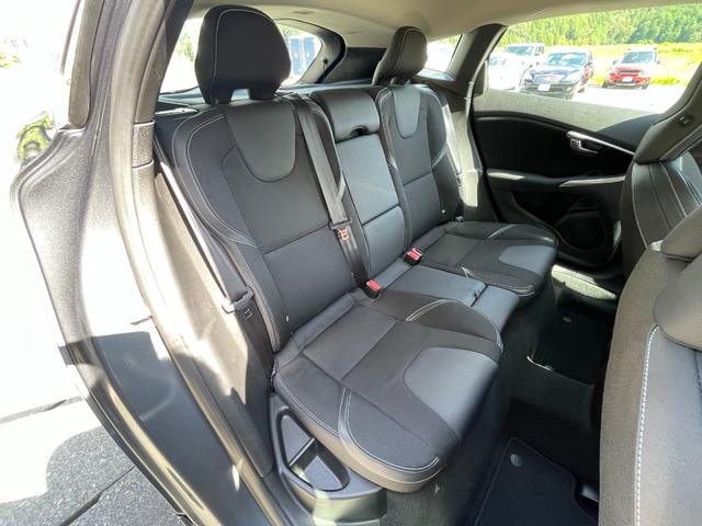 V40 T4 SE ナビ TV バックカメラ ETC センターコートアルミニウムパネル シートヒーター 衝突軽減ブレーキ レーンキープアシスト アダプティブクルーズコントロール ドライバーアラート ブラインドスポット(23枚目)