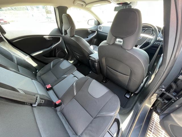 V40 T4 SE ナビ TV バックカメラ ETC センターコートアルミニウムパネル シートヒーター 衝突軽減ブレーキ レーンキープアシスト アダプティブクルーズコントロール ドライバーアラート ブラインドスポット(24枚目)