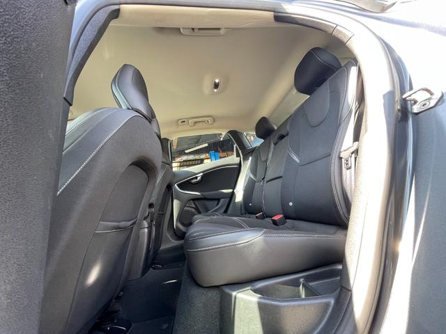 V40 T4 SE ナビ TV バックカメラ ETC センターコートアルミニウムパネル シートヒーター 衝突軽減ブレーキ レーンキープアシスト アダプティブクルーズコントロール ドライバーアラート ブラインドスポット(26枚目)