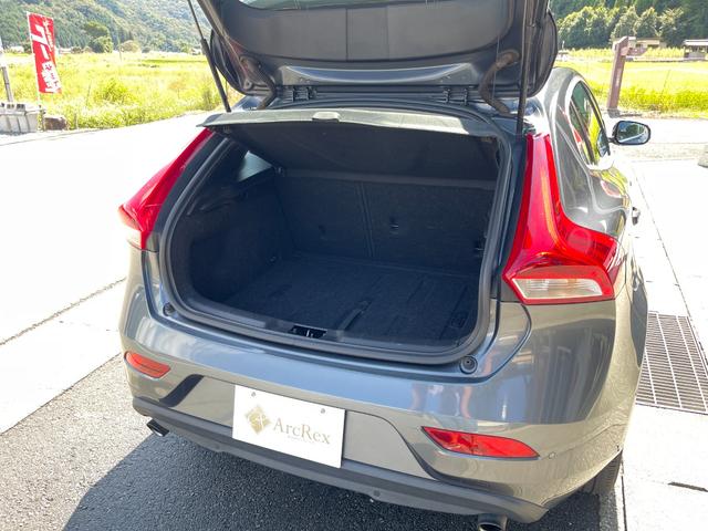 V40 T4 SE ナビ TV バックカメラ ETC センターコートアルミニウムパネル シートヒーター 衝突軽減ブレーキ レーンキープアシスト アダプティブクルーズコントロール ドライバーアラート ブラインドスポット(27枚目)