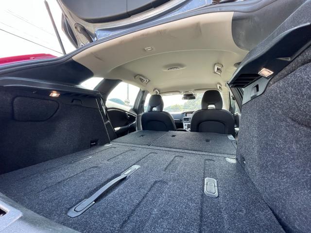 V40 T4 SE ナビ TV バックカメラ ETC センターコートアルミニウムパネル シートヒーター 衝突軽減ブレーキ レーンキープアシスト アダプティブクルーズコントロール ドライバーアラート ブラインドスポット(31枚目)