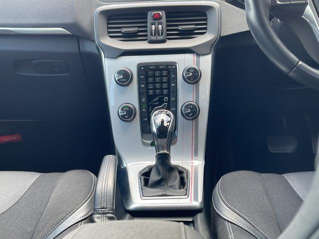 V40 T4 SE ナビ TV バックカメラ ETC センターコートアルミニウムパネル シートヒーター 衝突軽減ブレーキ レーンキープアシスト アダプティブクルーズコントロール ドライバーアラート ブラインドスポット(36枚目)