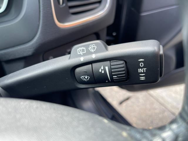 V40 T4 SE ナビ TV バックカメラ ETC センターコートアルミニウムパネル シートヒーター 衝突軽減ブレーキ レーンキープアシスト アダプティブクルーズコントロール ドライバーアラート ブラインドスポット(40枚目)